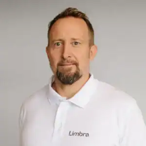 Portrett av Kevin Ces i Limbra arbeidsantrekk.
