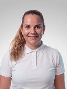 Kvinne smilende ansikt, portrett av Kjerstin Fiveland Sandnes, profesjonell helsepersonell i hvit po.