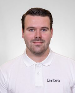 Kiropraktor fra Limbra smilende i hvit skjorte.