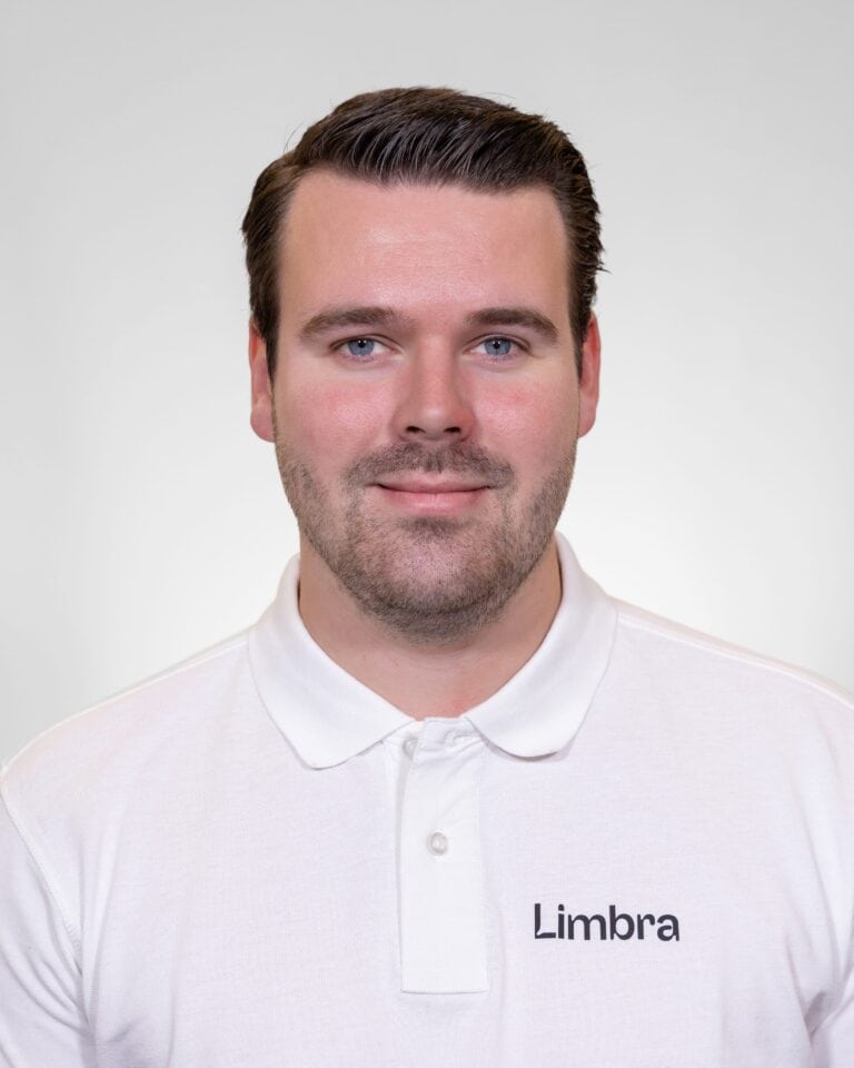 Kiropraktor fra Limbra smilende i hvit skjorte.