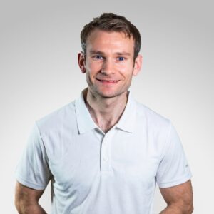 Kristoffer Håkensen, profesjonell helsepersonell i hvit skjorte.