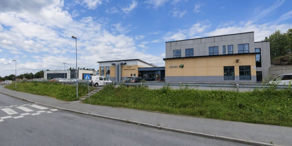Moderne klinikkbygning for muskelskjeletthelse i et urbant område.
