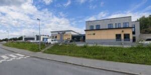 Moderne klinikkbygning for muskelskjeletthelse i et urbant område.