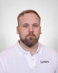 Kiropraktor fra Limbra med hvit polo som har Limbra-logo.