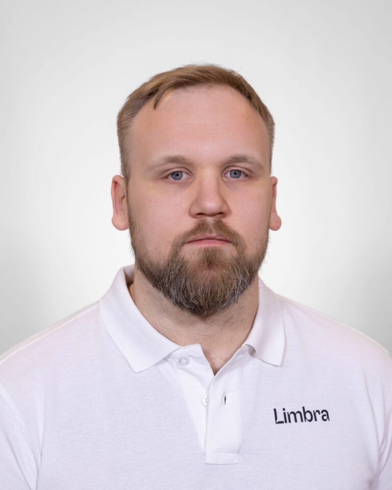 Kiropraktor fra Limbra med hvit polo som har Limbra-logo.