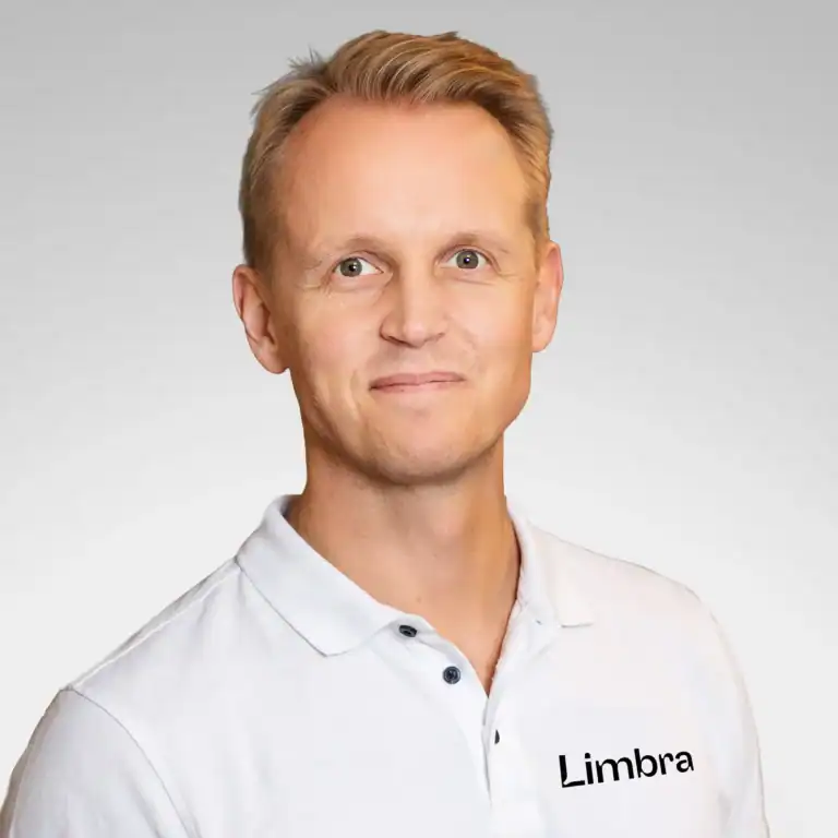 Portrett av Magnus Prener Holtan i hvit skjorte med Limbra-logo.