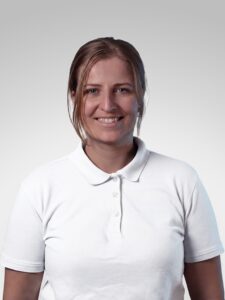 Mari Furholt Torvanger, smilende kvinne i hvit polo, portrett.