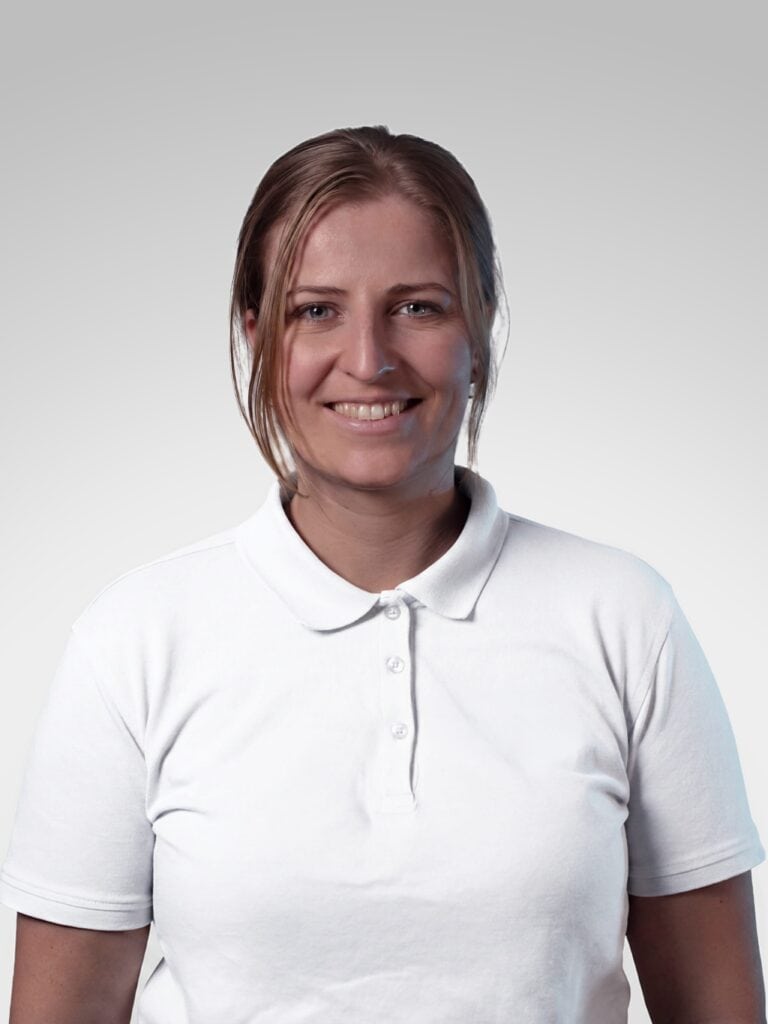 Mari Furholt Torvanger, smilende kvinne i hvit polo, portrett.