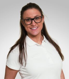 Kvinne med briller smilende, portrett, hvit bakgrunn.