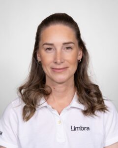 Kvinne i hvit Limbra-polo smilende mot kamera.