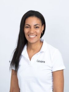 Limbra kiropraktor Monica Beharie smilende i hvit uniform.