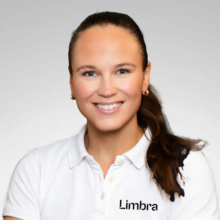 Portrett av Oda Tuxen Ringkjøp Buvarp i hvit skjorte med Limbra-logo.