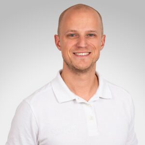 Ole Martin Berg, kiropraktor ved Limbra klinikk, smilende mann i hvit skjorte, portrett.