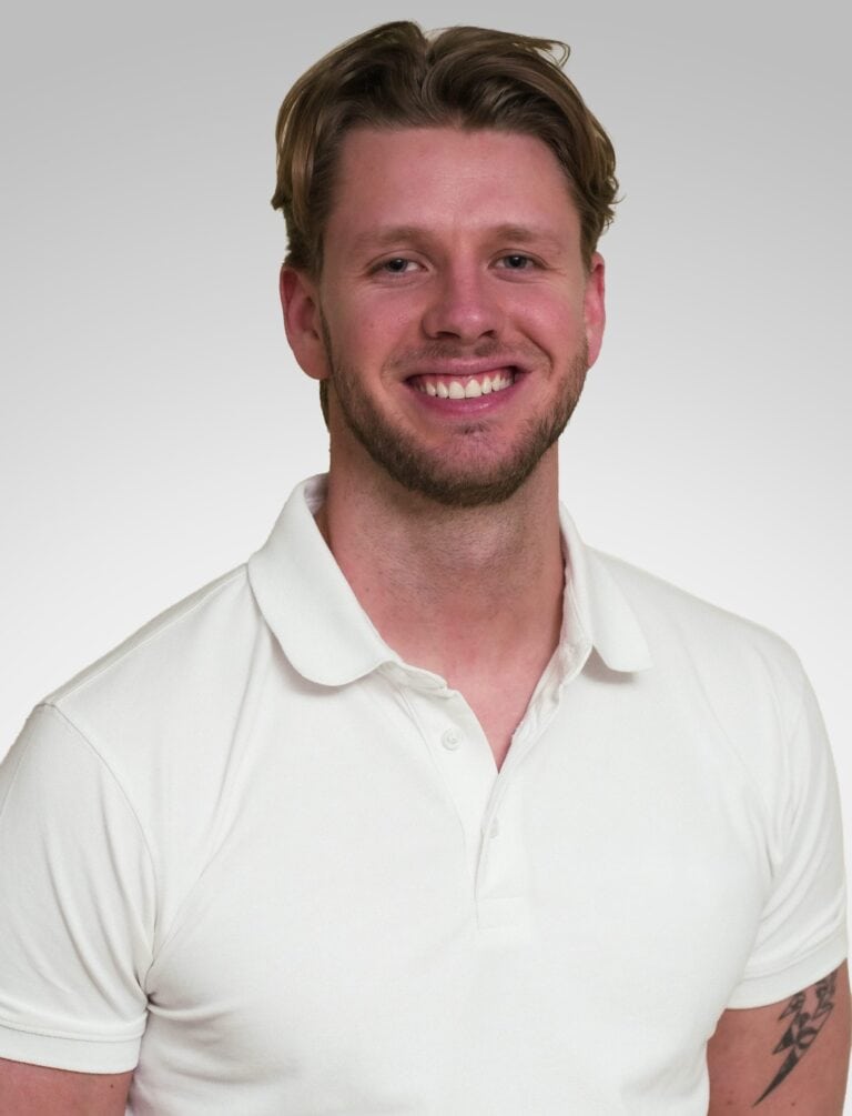 Smilende mann i hvit polo, portrett, profesjonell, innendørs.