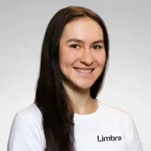 Portrett av Pauline Taube, kiropraktor ved Limba, smilende og kledd i hvit t-skjorte.