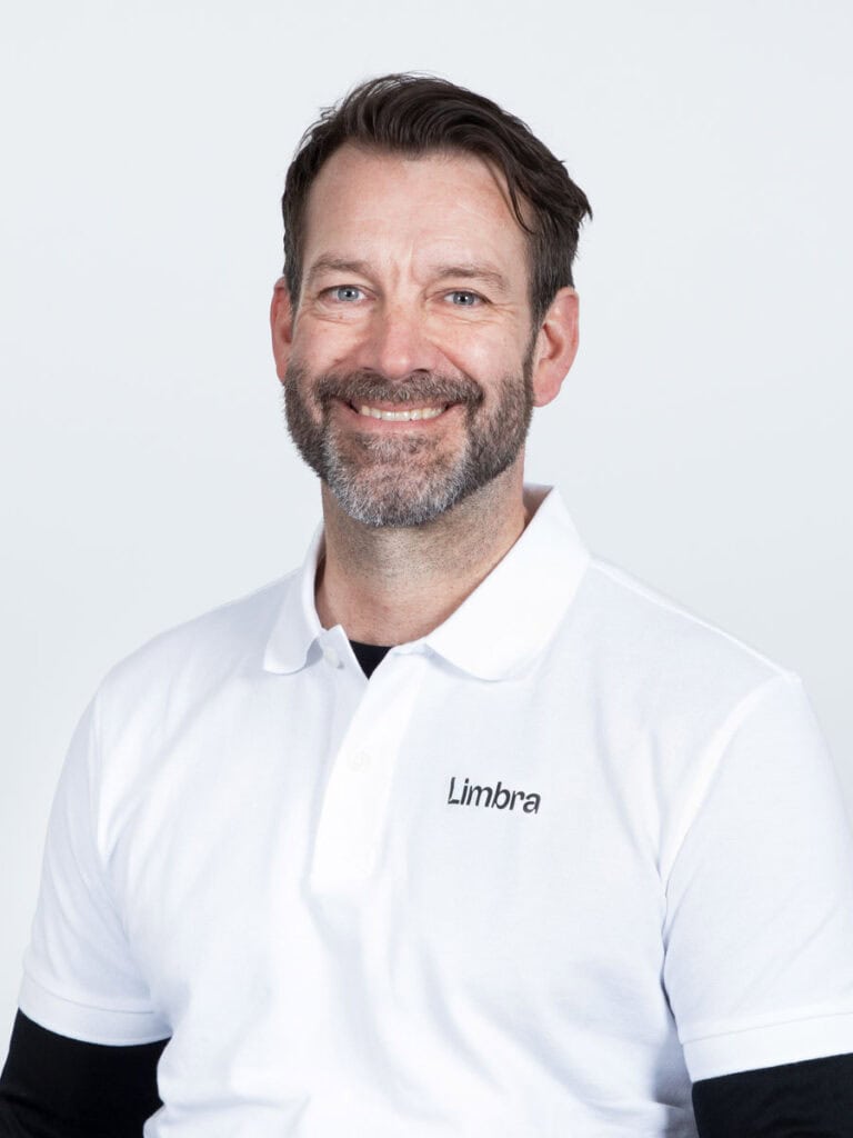 Kiropraktor Roger Ulleland smiler i et profesjonelt portrett.