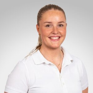 Silje Martinsen, smilende kvinne i hvit polo, profesjonell portrett.