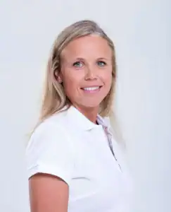 Kvinne i hvit skjorte smiler, portrett for helse og velvære.