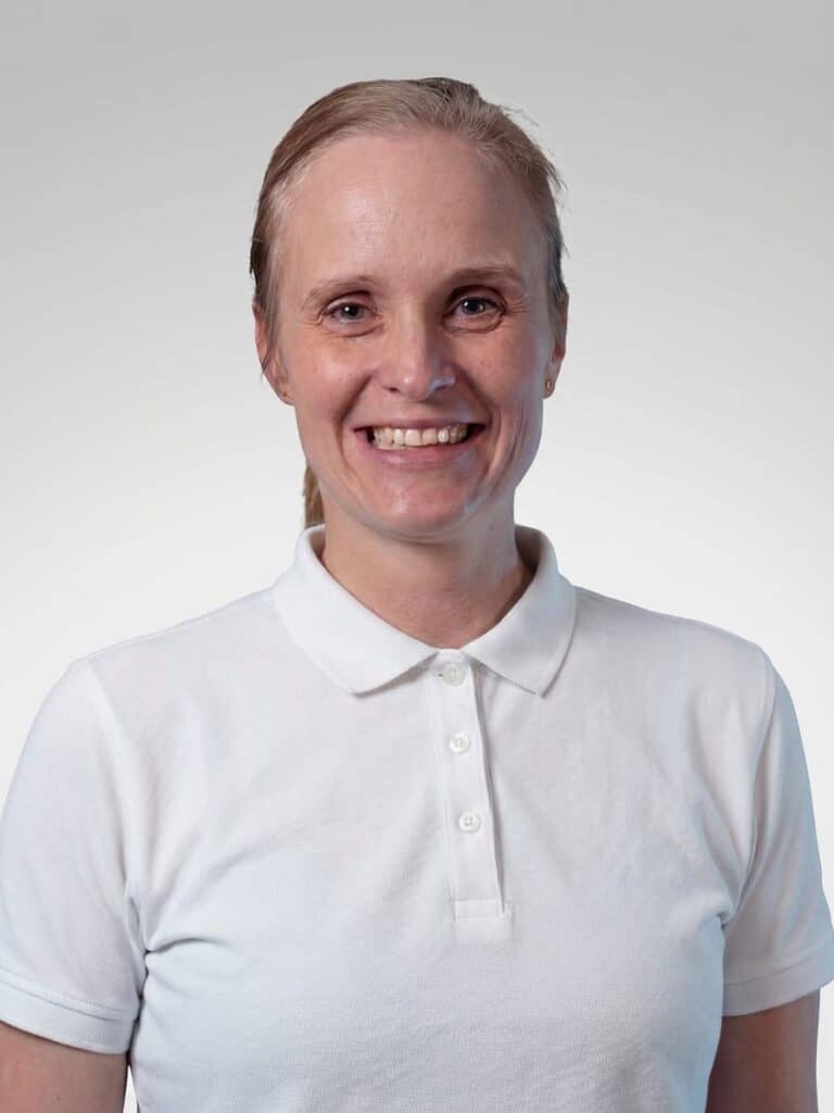 Sofie Nilsson, smilende kvinne i hvit polo, portrett.