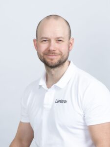 Tobias Galland, kiropraktor ved Limbra, smilende portrett.