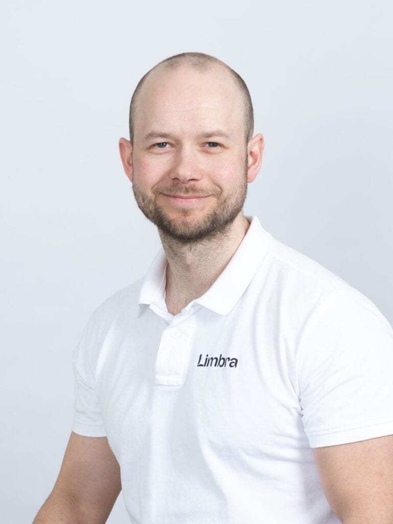 Tobias Galland, kiropraktor ved Limbra, smilende portrett.