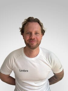 Tord Fjortoft, osteopat ved Limbra, smiler mot kameraet.