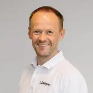 Portrett av Trond Viste i hvit skjorte med Limbra-logo.