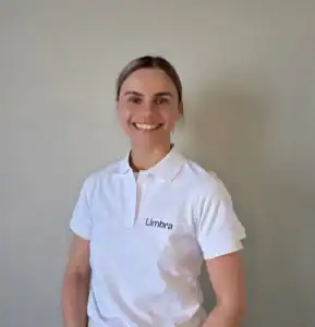 Kvinne i hvit Limbra-polo smiler mot kamera.