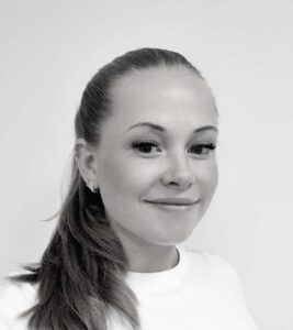 Kvinne smilende, portrettbilde i svart-hvitt, profesjonell og vennlig.