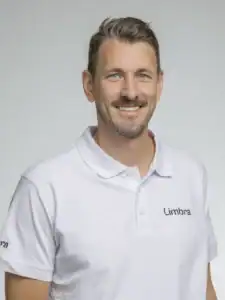 Mann i Limbra uniform smilende mot kamera.