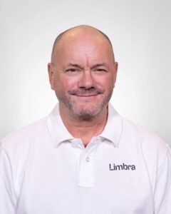 Kiropraktor fra Limbra smilende mot kameraet.