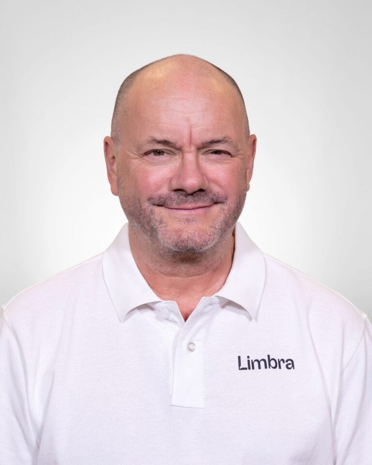 Kiropraktor fra Limbra smilende mot kameraet.