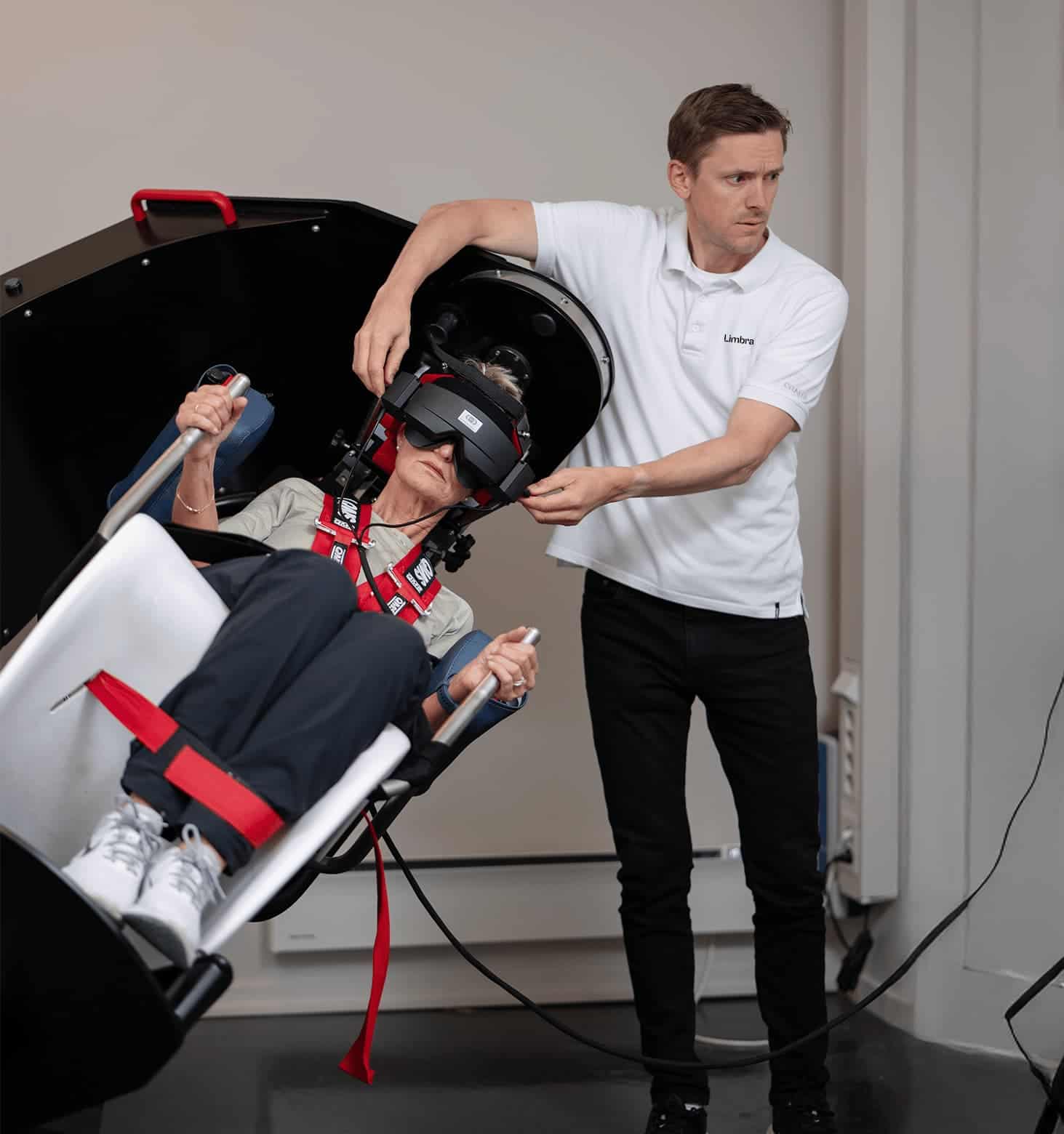 Person som bruker MR-maskin for hjernediagnostikk, ledsaget av helsepersonell.