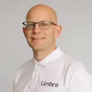 Portrett av en mann med briller i hvit Limbra-polo.