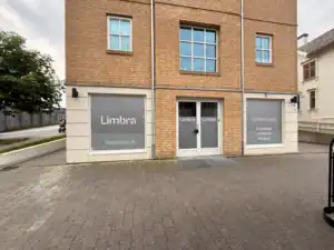 Utsikt av Limbra klinikk med inngang og vinduer.