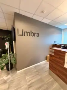 Limbra logo på vegg i klinikkinnredning.