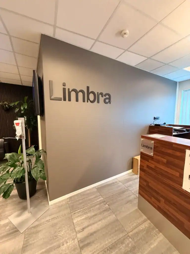 Limbra logo på vegg i klinikkinnredning.