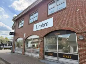 Utsiden av Limbra klinikk med store vinduer og skilt.
