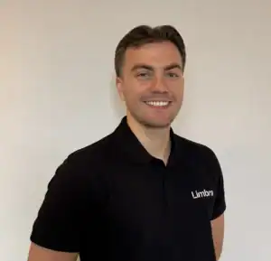 Kvinne i svart Limbrapolo med smilende ansikt.