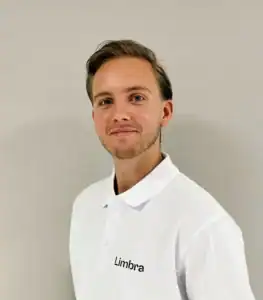 Portrett av Stian Grønli i hvit Limbrapolo.