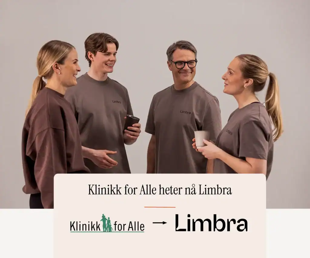 Fire ansatte i Limbra smiler og snakker sammen.