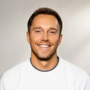 Portrett av Sondre Webb Olsen med smilende ansikt.