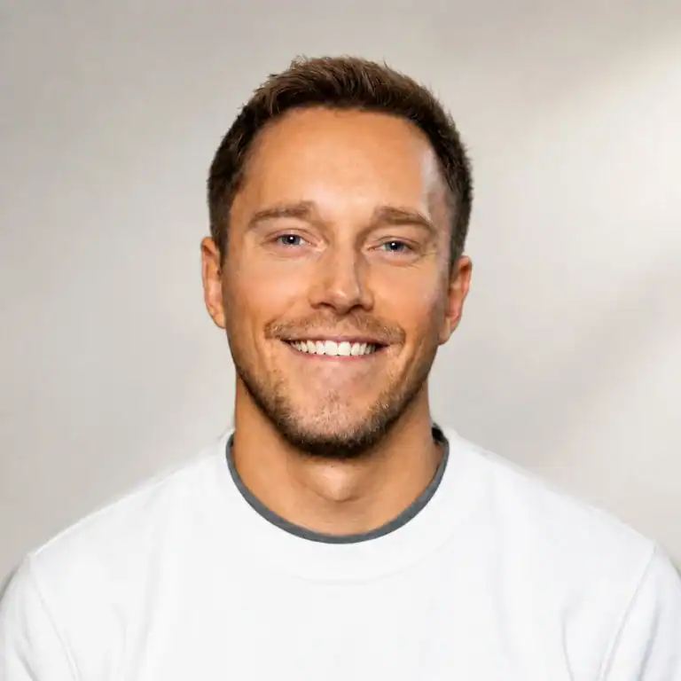 Portrett av Sondre Webb Olsen med smilende ansikt.